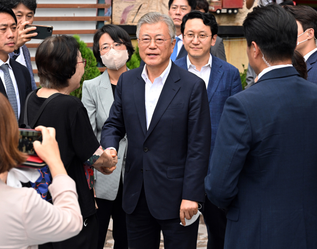 문재인 전 대통령이 입원 중인 더불어민주당 이재명 대표를 만난 19일 오후 서울 중랑구 녹색병원을 떠나고 있다. 연합뉴스