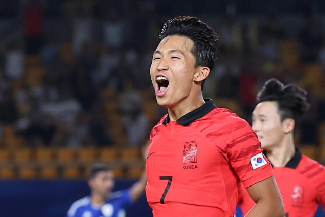 19일 오후 중국 저장성 진화시 진화스타디움에서 열린 항저우 아시안게임 남자축구 조별리그 1차전 한국과 쿠웨이트의 경기. 정우영이 전반 선제골을 넣은 뒤 환호하고 있다. 연합뉴스