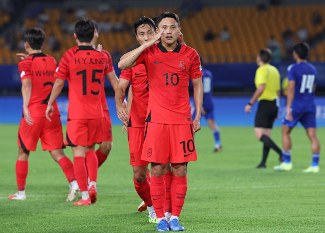 19일 오후 중국 저장성 진화시 진화스타디움에서 열린 항저우 아시안게임 남자축구 조별리그 1차전 한국과 쿠웨이트의 경기. 조영욱이 추가골을 넣은 뒤 세리머니를 하고 있다. 연합뉴스