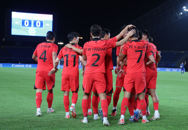 19일 오후 중국 저장성 진화시 진화스타디움에서 열린 항저우 아시안게임 남자축구 조별리그 1차전 한국과 쿠웨이트의 경기. 정우영이 골을 넣은 뒤 동료들의 축하를 받고 있다. 연합뉴스