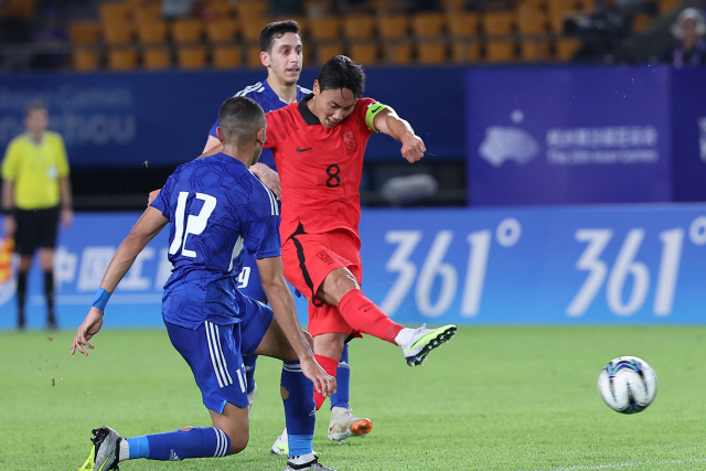 19일 오후 중국 저장성 진화시 진화스타디움에서 열린 항저우 아시안게임 남자축구 조별리그 1차전 한국과 쿠웨이트의 경기. 백승호가 중거리슛을 날리고 있다. 연합뉴스