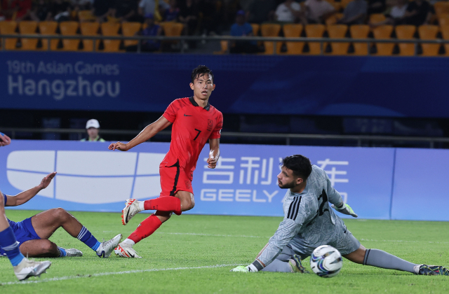 19일 오후 중국 저장성 진화시 진화스타디움에서 열린 항저우 아시안게임 남자축구 조별리그 1차전 한국과 쿠웨이트의 경기. 정우영이 팀 네번째 골을 넣고 있다. 연합뉴스