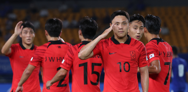 19일 오후 중국 저장성 진화시 진화스타디움에서 열린 항저우 아시안게임 남자축구 조별리그 1차전 한국과 쿠웨이트의 경기. 추가골을 넣은 조영욱이 거수 경례를 하고 있다 연합뉴스