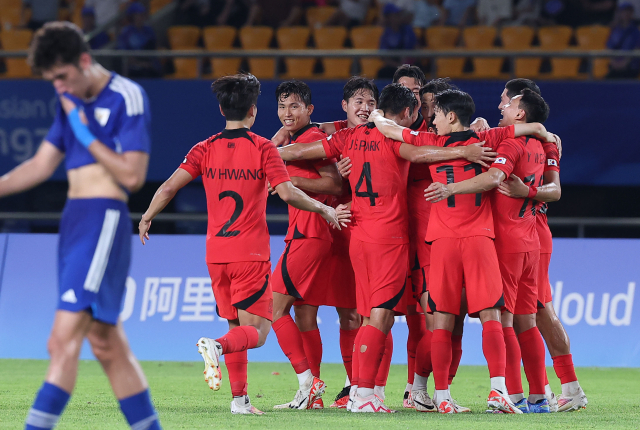 19일 오후 중국 저장성 진화시 진화스타디움에서 열린 항저우 아시안게임 남자축구 조별리그 1차전 한국과 쿠웨이트의 경기. 백승호가 팀 세번째 골을 넣은 뒤 동료들의 축하를 받고 있다. 연합뉴스