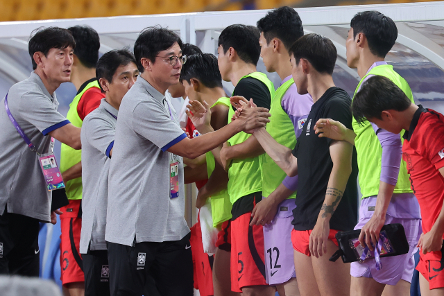 19일 오후 중국 저장성 진화시 진화스타디움에서 열린 항저우 아시안게임 남자축구 조별리그 1차전 한국과 쿠웨이트의 경기. 황선홍 감독이 9-0 대승을 거둔 뒤 선수들을 격려하고있다. 연합뉴스