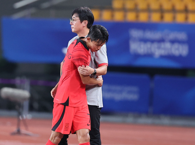 19일 오후 중국 저장성 진화시 진화스타디움에서 열린 항저우 아시안게임 남자축구 조별리그 1차전 한국과 쿠웨이트의 경기. 황선홍 감독이 해트트릭을 달성한 정우영을 교체한 뒤 격려하고 있다. 연합뉴스