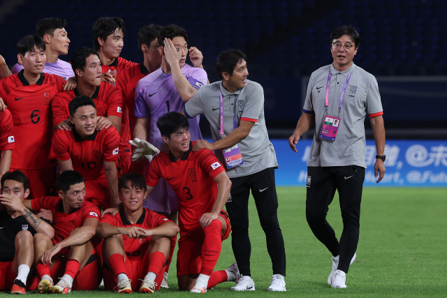 19일 오후 중국 저장성 진화시 진화스타디움에서 열린 항저우 아시안게임 남자축구 조별리그 1차전 한국과 쿠웨이트의 경기. 9-0 대승을 이끈 황선홍 감독이 단체 기념촬영에 동참하고 있다. 연합뉴스