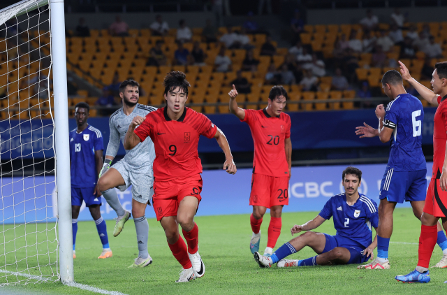 19일 오후 중국 저장성 진화시 진화스타디움에서 열린 항저우 아시안게임 남자축구 조별리그 1차전 한국과 쿠웨이트의 경기. 박재용이 팀 여덟번째 골을 넣은 뒤 세리머니를 하고 있다. 연합뉴스