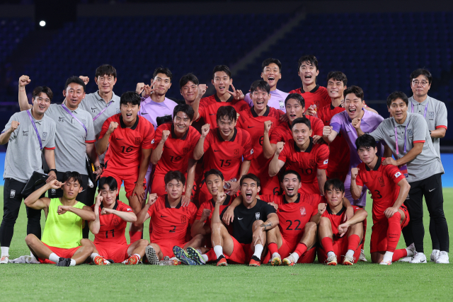 19일 오후 중국 저장성 진화시 진화스타디움에서 열린 항저우 아시안게임 남자축구 조별리그 1차전 한국과 쿠웨이트의 경기. 9-0 대승을 거둔 선수들이 기쁜 표정으로 기념촬영을 하고 있다. 연합뉴스