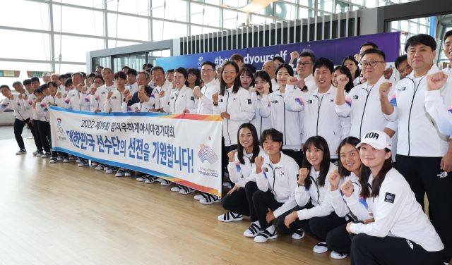 항저우 아시안게임에 출전할 대한민국 선수단 본진이 20일 인천국제공항을 통해 중국으로 출국하기에 앞서 기념 촬영을 하고 있다. 연합뉴스