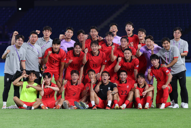 19일 오후 중국 저장성 진화시 진화스타디움에서 열린 항저우 아시안게임 남자축구 조별리그 1차전 한국과 쿠웨이트의 경기. 9대0 대승을 거둔 선수들이 기쁜 표정으로 기념 촬영을 하고 있다. 연합뉴스