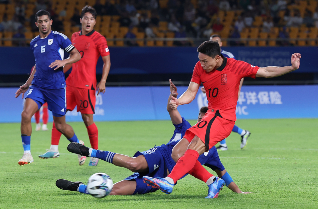 19일 오후 중국 저장성 진화시 진화스타디움에서 열린 항저우 아시안게임 남자축구 조별리그 1차전 한국과 쿠웨이트의 경기. 조영욱이 팀 일곱번째 골을 넣고 있다. 연합뉴스