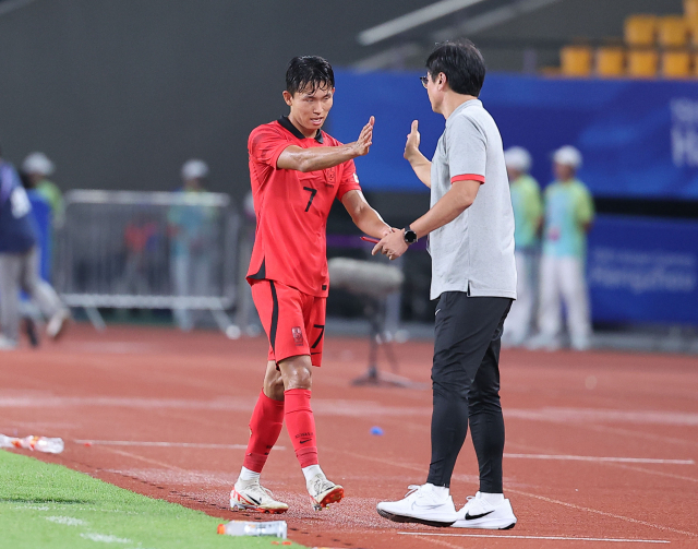 19일 오후 중국 저장성 진화시 진화스타디움에서 열린 항저우 아시안게임 남자축구 조별리그 1차전 한국과 쿠웨이트의 경기. 황선홍 감독이 해트트릭을 달성한 정우영을 교체한 뒤 격려하고 있다. 연합뉴스