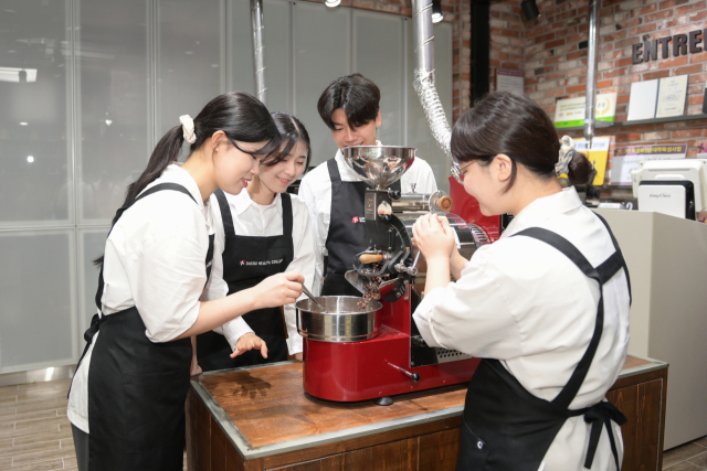 대구보건대 호텔제과제빵학과 학생들이 실습하고 있는 모습. 대구보건대 제공