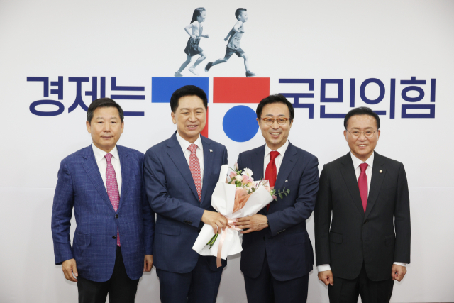 20일 국회에서 열린 국민의힘 입당 환영식에서 김기현 대표와 윤재옥 원내대표가 이날 입당한 박영춘 전 SK그룹 부사장(오른쪽 두번째)과 기념촬영을 하고 있다. 연합뉴스