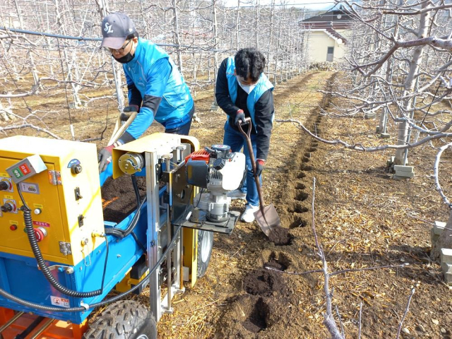 보현산댐 인근 농가에서 심층시비 농법을 적용하는 모습. 한국수자원공사 낙동강유역본부 제공