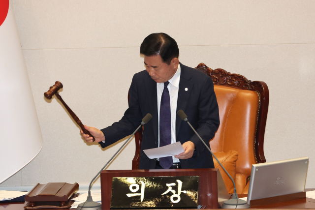 김진표 국회의장이 21일 국회 본회의장에서 더불어민주당 이재명 대표 체포동의안 가결을 선언하고 있다. 이 대표는 법원의 영장실질심사를 거쳐 구속될 가능성이 높아졌다는 분석이다. 연합뉴스