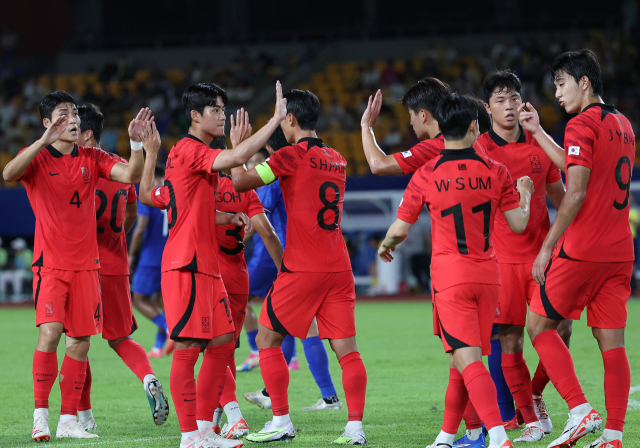 21일 오후 중국 저장성 진화시 진화스타디움에서 열린 항저우 아시안게임 남자축구 조별리그 2차전 한국과 태국의 경기. 한국 엄원상이 팀 세번째 골을 넣은 뒤 동료들과 기뻐하고 있다. 연합뉴스