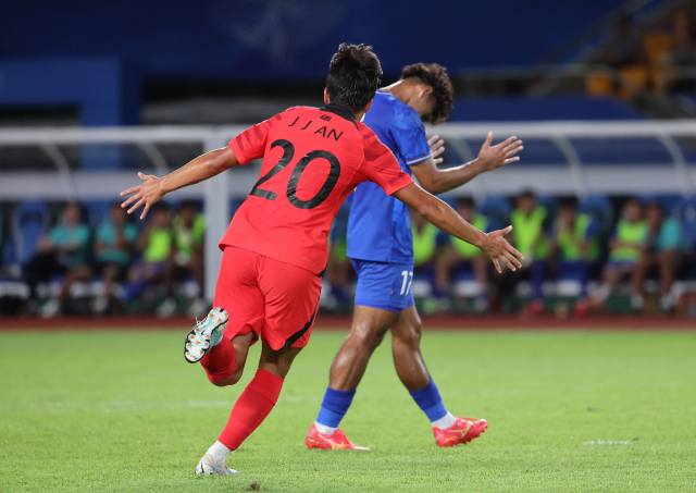 21일 오후 중국 저장성 진화시 진화스타디움에서 열린 항저우 아시안게임 남자축구 조별리그 2차전 한국과 태국의 경기. 팀 두번째 골을 넣은 안재준이 환호하고 있다. 연합뉴스