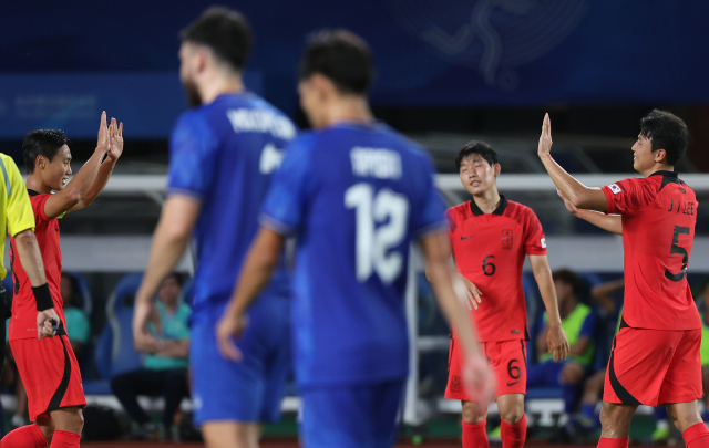 21일 오후 중국 저장성 진화시 진화스타디움에서 열린 항저우 아시안게임 남자축구 조별리그 2차전 한국과 태국의 경기. 팀 네번째 골을 넣은 한국 이재익이 백승호와 기뻐하고 있다. 연합뉴스