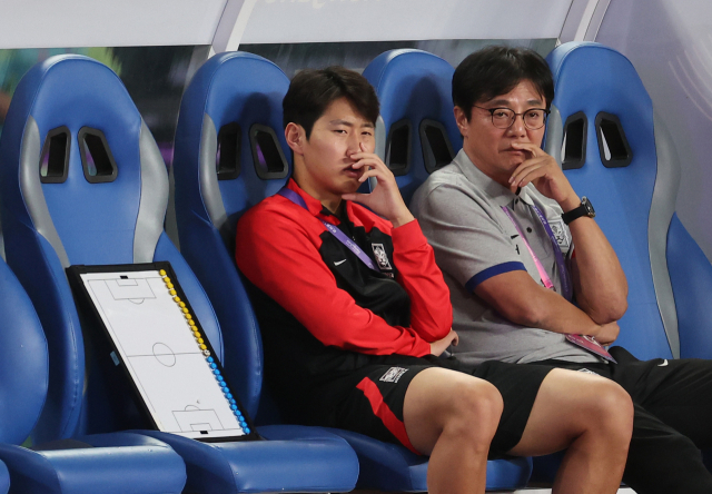 21일 오후 중국 저장성 진화시 진화스타디움에서 열린 항저우 아시안게임 남자축구 조별리그 2차전 한국과 태국의 경기 시작에 앞서 이강인과 황선홍 감독이 경기장을 바라보고 있다. 연합뉴스