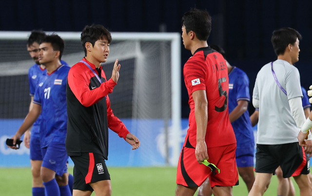 21일 오후 중국 저장성 진화시 진화스타디움에서 열린 항저우 아시안게임 남자축구 조별리그 2차전 한국과 태국의 경기. 4-0으로 승리한 한국의 이강인과 선수들이 기뻐하고 있다. 연합뉴스