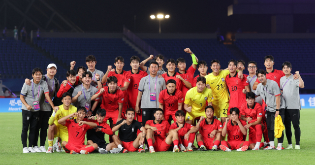 항저우 아시안게임 남자축구 대표팀 선수들이 21일 오후 중국 저장성 진화시 진화스타디움에서 열린 조별리그 2차전 태국과의 경기에서 승리하며 조기 16강 진출을 확정지은 뒤 기념촬영을 하고 있다. 연합뉴스