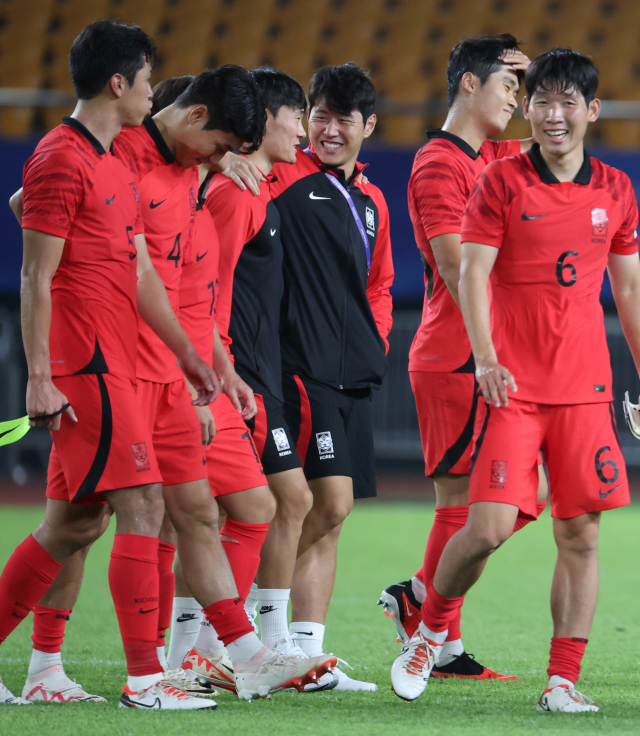 21일 오후 중국 저장성 진화시 진화스타디움에서 열린 항저우 아시안게임 남자축구 조별리그 2차전 한국과 태국의 경기. 4-0으로 승리한 한국 선수들이 승리를 자축하고 있다. 연합뉴스