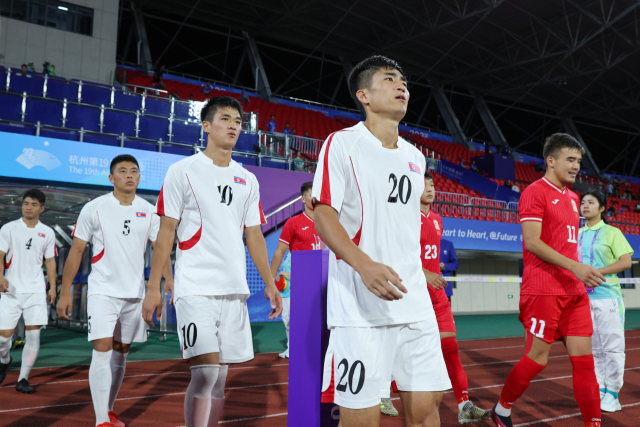 21일 오후 중국 저장성 진화 저장성사범대동쪽경기장에서 열린 2022 항저우 아시안게임 남자 축구 예선 F조 2차전 키르기스스탄과 북한의 경기에 앞서 북한 선발 선수들이 경기장에 입장하고 있다. 연합뉴스