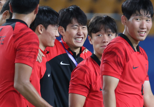 21일 오후 중국 저장성 진화시 진화스타디움에서 열린 항저우 아시안게임 남자축구 조별리그 2차전 한국과 태국의 경기. 4대 0으로 승리한 한국 선수들이 승리를 자축하고 있다. 연합뉴스