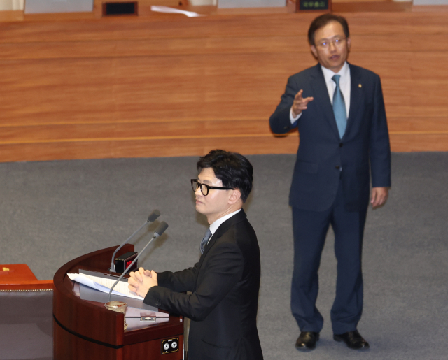 21일 국회 본회의장에서 더불어민주당 이재명 대표 체포동의안 표결을 앞두고 한동훈 법무장관이 취지 설명을 하던 중 민주당 송기헌 의원이 항의하고 있다. 연합뉴스