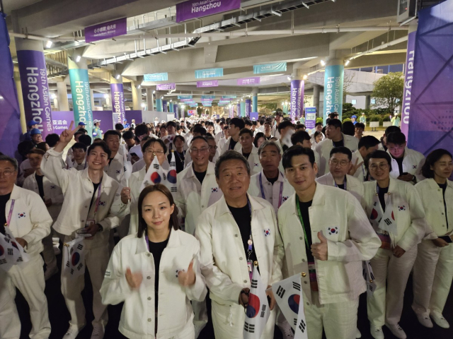 지난해 항저우 아시안게임 개회식 때 한국 대표팀 앞에서 행렬을 이끈 구본길(앞줄 오른쪽). 채정민 기자