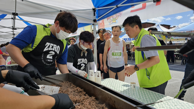 제11회 봉화송이 전국마라톤대회가 열린 24일 봉화공설운동장 일원에서 안동봉화축협 직원들이 한약재로 키운 봉화한약우 시식행사를 진행하고 있다. 윤영민 기자