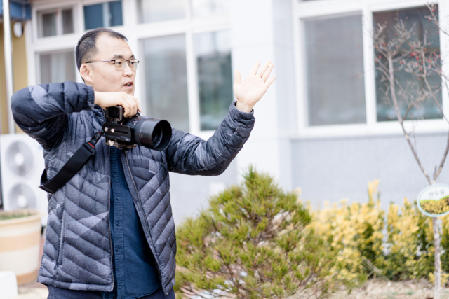 이지형 울진 부구초등학교 교사가 6학년 학생들의 졸업사진을 직접 촬영해주고 있다. 이 교사는 영상 촬영과 교육을 통해 다양한 교육 자료 개발에 앞장서는 인물이다. 경북교육청 제공