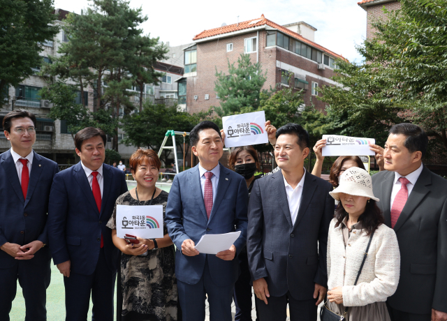 국민의힘 김기현 대표와 김태우 강서구청장 보궐선거 후보가 21일 강서구 화곡동 모아타운 예정지를 찾아 설명을 듣고 있다. 연합뉴스