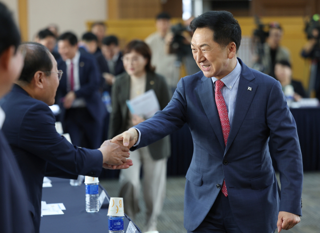 국민의힘 김기현 대표가 22일 대구상공회의소에서 열린 대구 경제인 간담회에서 참석자들과 악수하고 있다. 연합뉴스