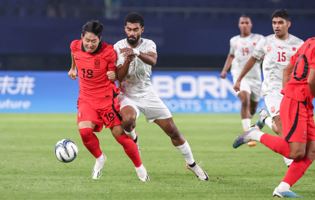 24일 중국 저장성 진화 스포츠센터 스타디움에서 열린 19회 항저우 아시안게임 남자축구 조별리그 최종전 대한민국과 바레인의 경기. 한국의 이강인이 바레인 골문을 향해 드리블하고 있다. 연합뉴스