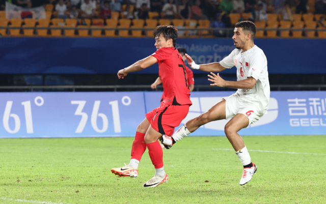 24일 중국 저장성 진화 스포츠센터 스타디움에서 열린 19회 항저우 아시안게임 남자축구 조별리그 최종전 대한민국과 바레인의 경기. 고영준이 팀 세번째 골을 넣고 있다. 연합뉴스