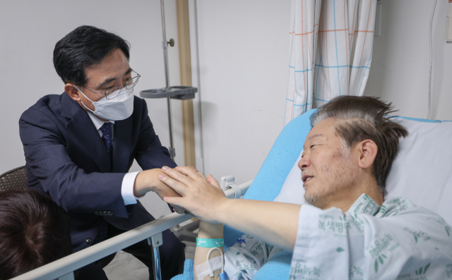 더불어민주당 강서구청장 보궐선거 진교훈 후보가 22일 녹색병원에서 병상 단식 중인 이재명 대표를 만나 면담을 하고 있다. 연합뉴스