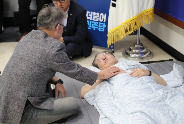 15일 단식 투쟁 16일차인 더불어민주당 이재명 대표가 국회 당대표실에서 조응천 의원을 만나고 있다. 연합뉴스