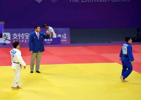 유도 남북대결서 '악수 거부'…한국 강헌철 먼저 다가갔지만 북한 김철광 뒤돌아 '쌩'