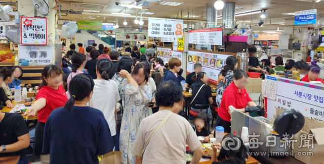 외식 물가 급등으로 가성비가 좋다고 알려진 대구 시내 전통시장의 먹자골목이 점심시간 때 손님들로 북새통을 이루는 모습. 매일신문 DB