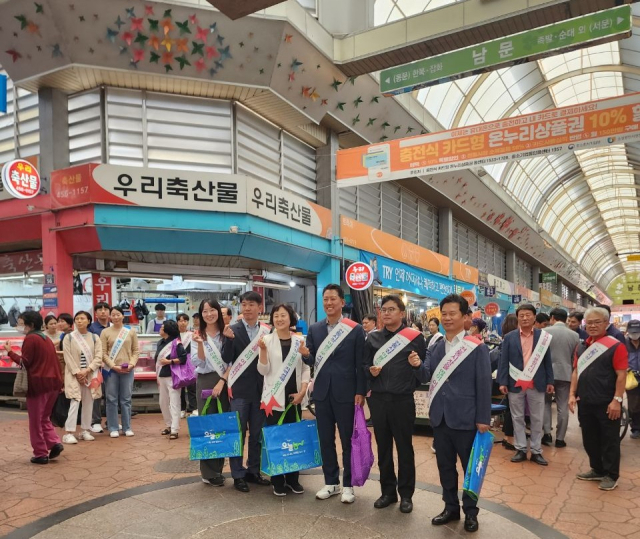 경북 구미시는 25일 새마을 중앙시장에서 김장호 시장, 여성단체협의회, 대구은행경북본부, 농협구미시지부, 원평동 기관단체 등 150여 명이 참석한 가운데 전통시장 이용하기 캠페인 및 장보기 행사를 열었다. 구미시 제공