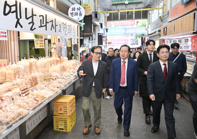 홍준표 대구시장이 추석 연휴를 앞둔 25일 오후 남구 대명동 관문상가시장을 방문해 건어물, 떡, 과일 등 먹거리와 생활용품을 온누리상품권으로 구매했다. 대구시 제공