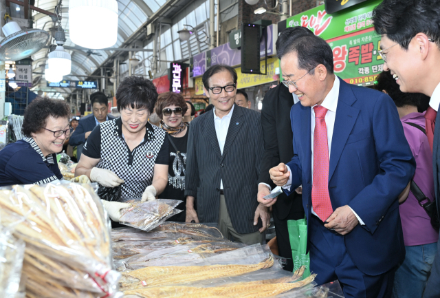 홍준표 대구시장이 추석 연휴를 앞둔 25일 오후 남구 대명동 관문상가시장을 방문해 건어물, 떡, 과일 등 먹거리와 생활용품을 온누리상품권으로 구매했다. 대구시 제공