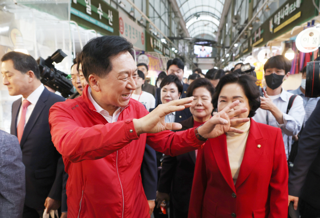 25일 강서구 방신시장을 찾은 국민의힘 김기현 대표와 지도부가 상인들에게 인사하고 있다. 연합뉴스