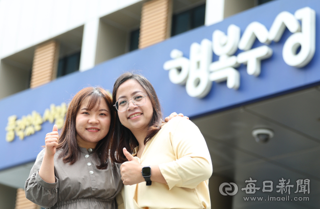 25일 대구 수성구청에서 파견근무 중인 인도네시아 출신 합사리 리니(Hapsari Rini, 32세, 오른쪽) 씨와 일본 출신 칸다 리사(神田 梨沙, 30세) 씨가 매일신문과 인터뷰를 하고 있다. 안성완 기자 asw0727@imaeil.com