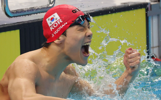 지유찬이 25일 중국 항저우 올림픽 스포츠센터 수영장에서 열린 19회 항저우 아시안게임 남자 50m 자유형 결승에서 금메달을 확정한 뒤 환호하고 있다. 연합뉴스