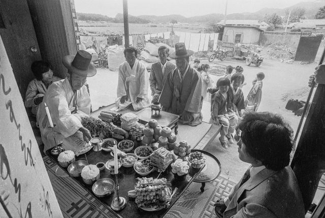 1970년대 시골 추석차례를 지내는 모습. 매일신문아카이빙센터