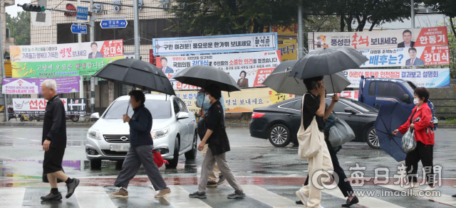 추석을 사흘 앞둔 26일 오후 대구 동구 송정삼거리에 지자체와 지역 정당·의원들이 내건 명절 인사 현수막이 내걸려 있다. 내년 22대 총선을 앞두고 여야 각 정당의 현역들은 굳히기를 목표로 시민들의 눈도장을 제대로 찍겠다는 각오다. 정운철 기자 woon@imaeil.com